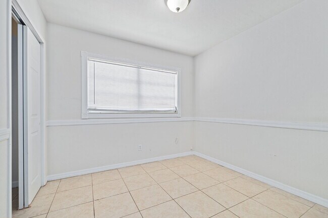 Building Photo - "Charming 4-Bedroom Tampa Home with 2 Full Baths and Spacious Layout!"