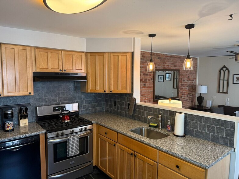 Building Photo - 39 Thomas Ave