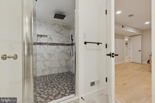 Building Photo - 1220 Valley Rd