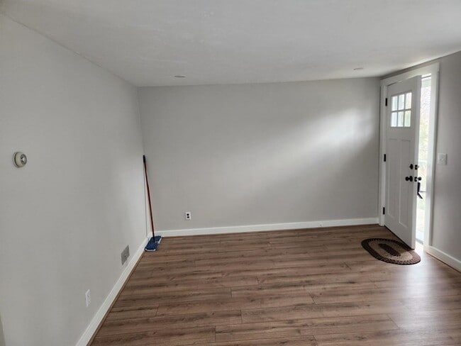 Building Photo - 5 Ray St