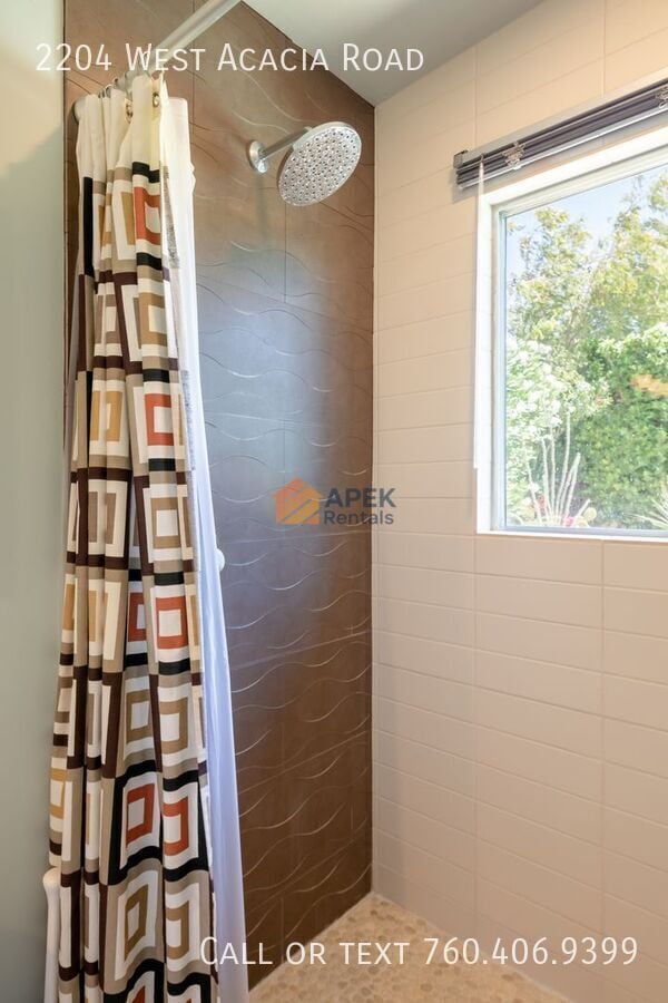 Building Photo - 2204 W Acacia Rd