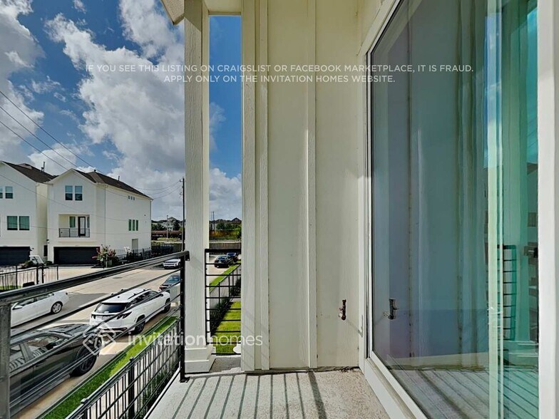 Building Photo - 713 Carriage Knls Dr