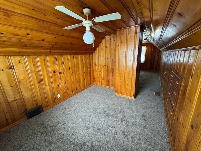 Building Photo - 3 bed 1 bath bungalow with garage and base...