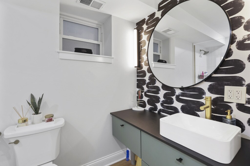 Building Photo - 520 N Ada St