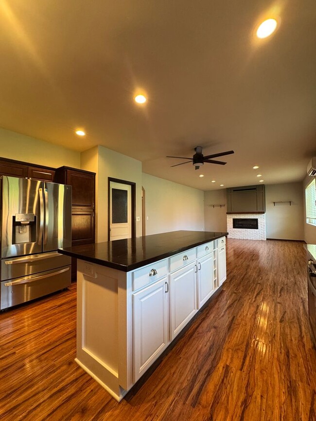 Building Photo - Spacious 5-Bedroom Home with Bonus Living ...