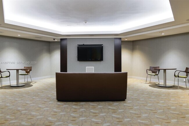 Building Photo - 1121 Crandon Blvd