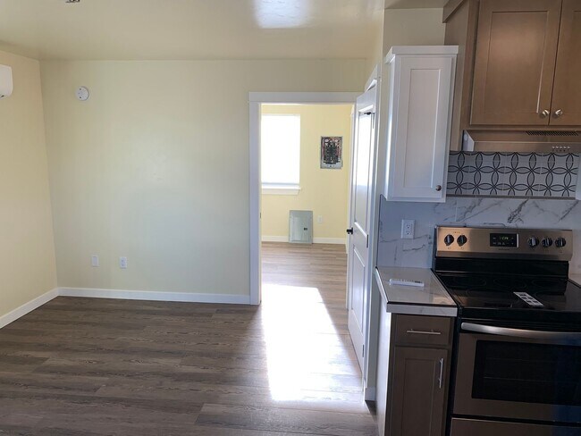 Building Photo - BEAUTIFUL SISTERS GROUND LEVEL APARTMENT, CLOSE TO DOWNTOWN!