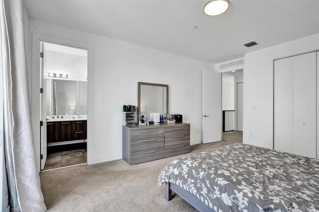 Building Photo - 480 NE 35th Ct