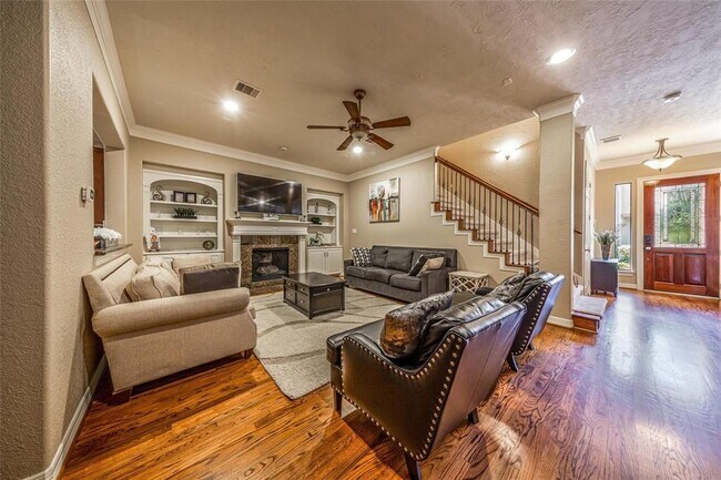 Building Photo - 2938 Royal Oaks Crest