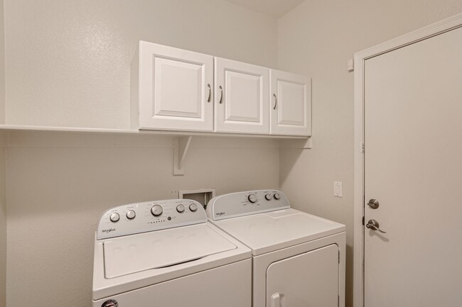 Building Photo - Pets Welcome. Turf backyard. New A/C. Quiet cul-de-sac lot. Bonus Room/loft. 3 blocks to award wi...