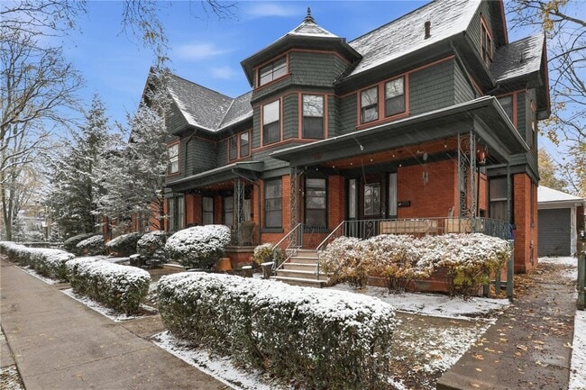 Building Photo - 98 Barrington St