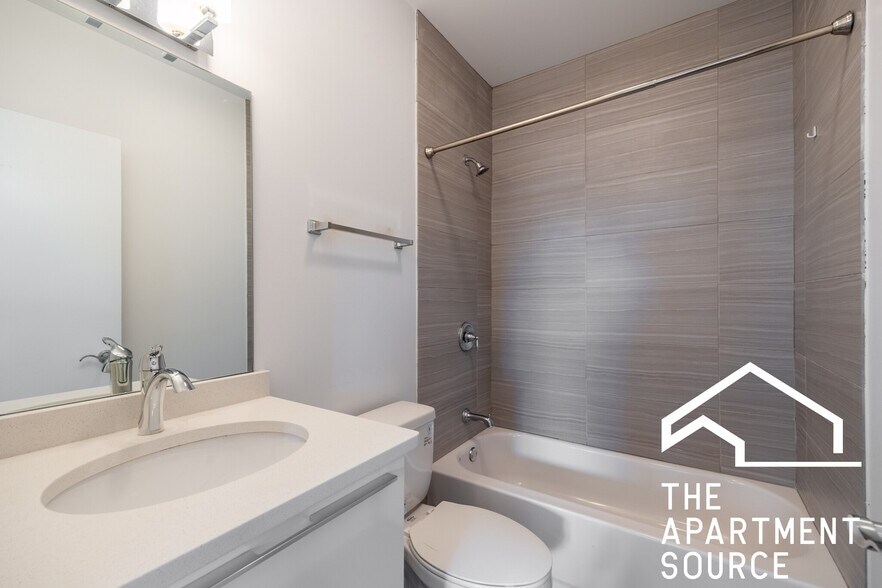 Building Photo - 2700 W North Ave