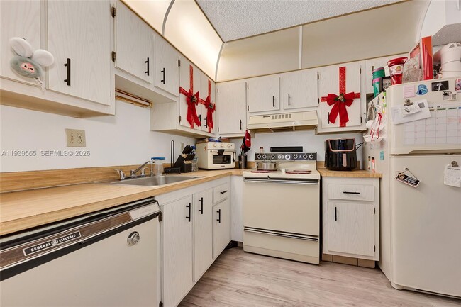 Building Photo - 1820 SW 81st Ave