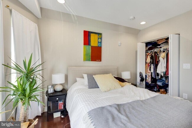 Building Photo - 221 W Girard Ave