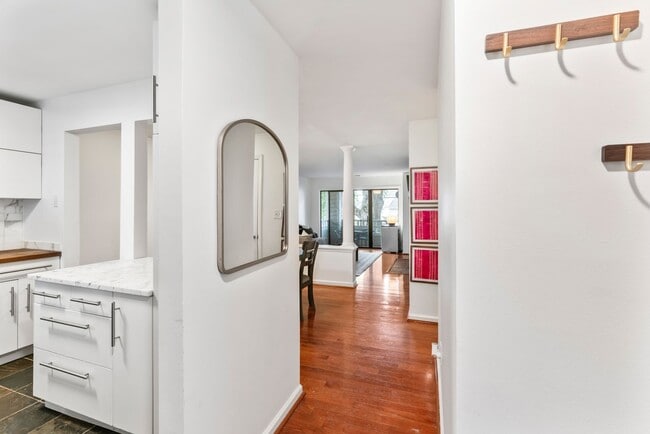 Building Photo - 2719 Selwyn Ave