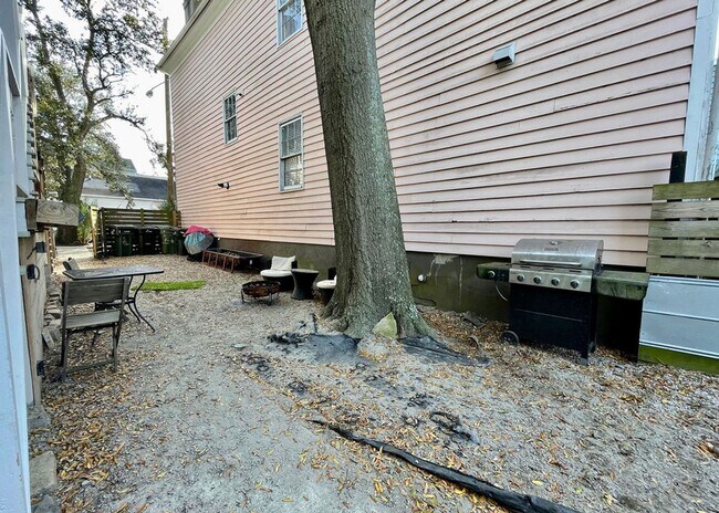 Building Photo - Available 7/20. Great 1BR/1BA Available in Downtown Charleston!