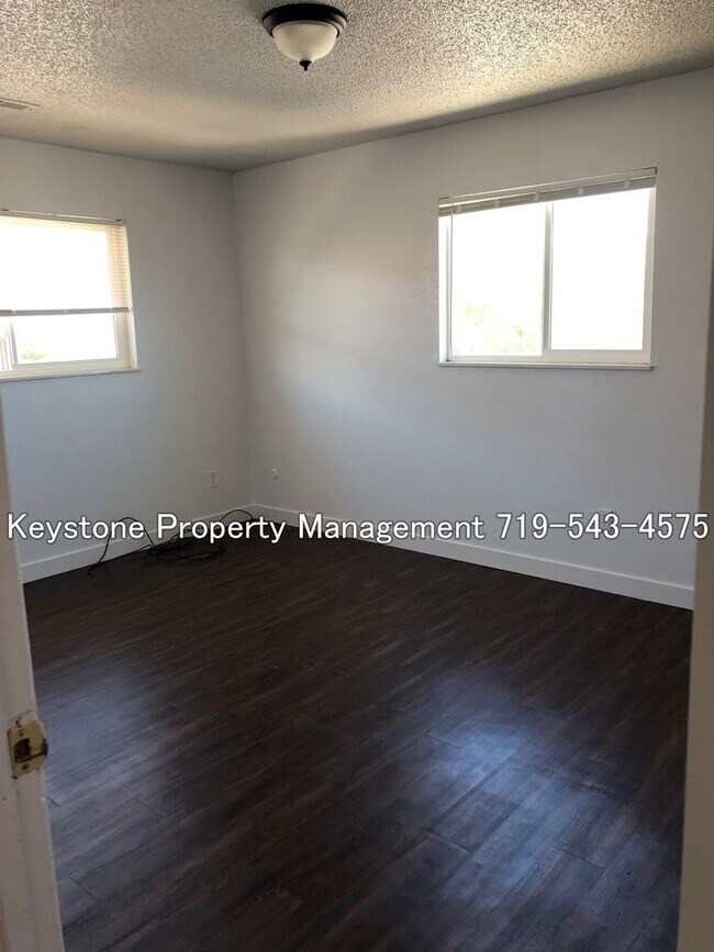 Building Photo - $525 OFF Move In Special! Well Maintained Apartment - Near CSUP 2 Bed/1 Bath $1050/$1050