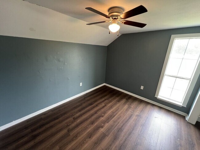 Building Photo - 8725 Fairoaks St