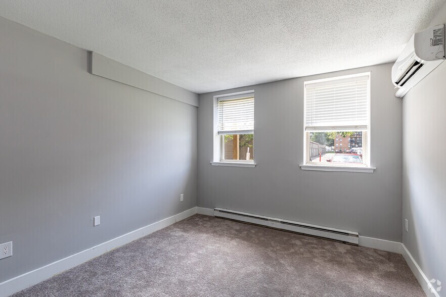 2BR, 2BA - 1,130SF - Bedroom - Cove West Hartford