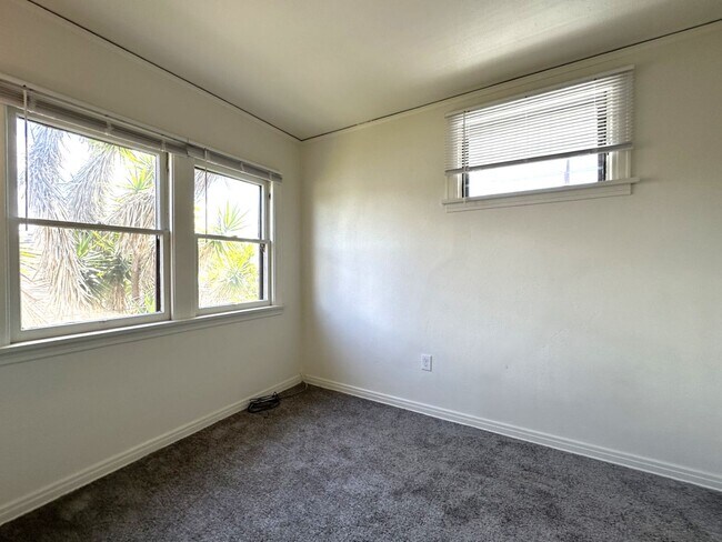 Building Photo - University Heights -Huge 1 Bedroom with Bonus Room/Bedroom and AC in Charming Vintage Building
