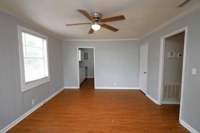 Building Photo - 808 Lilly St