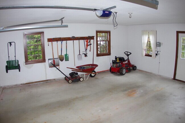 Building Photo - 12 Seavers Rd