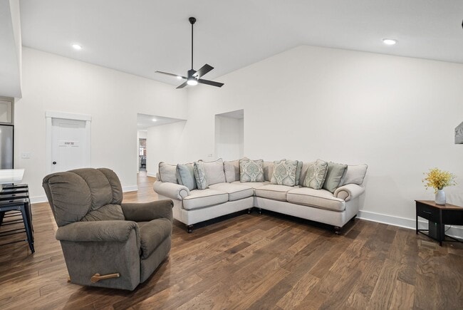 Building Photo - Spacious 3 Bedroom 2 Full Bath Home For Rent Near Dunbar Cave Road!