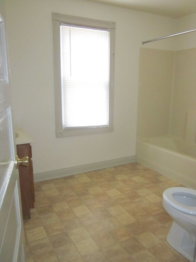 Building Photo - 810 Huestis Ave