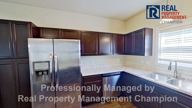 Building Photo - Beautiful Townhome with Open Floorplan and Covered Patio