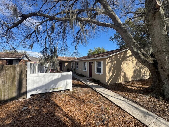 Building Photo - One Bedroom Apartment