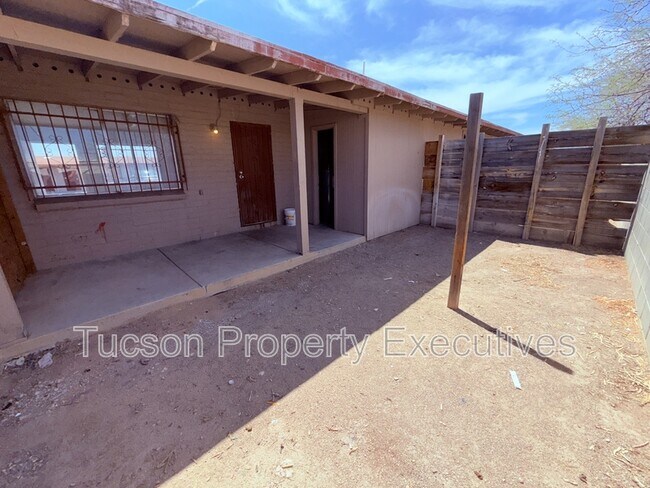 Building Photo - 5752 S Park Ave