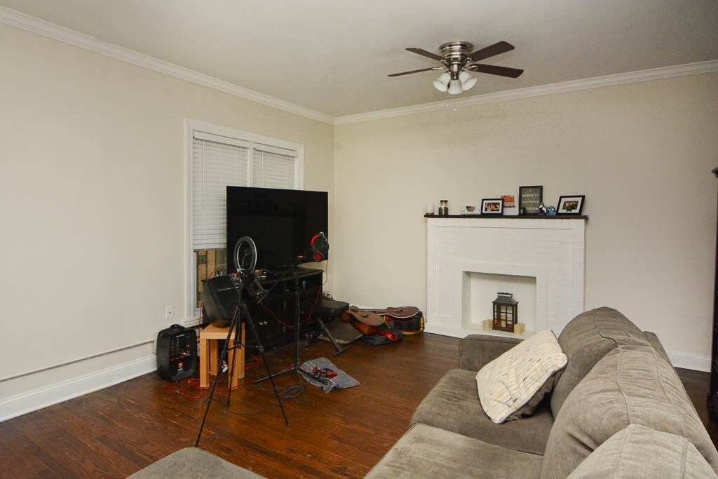 Building Photo - 706 W Roscoe St