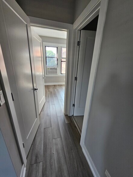 Building Photo - 3931 N Janssen Ave