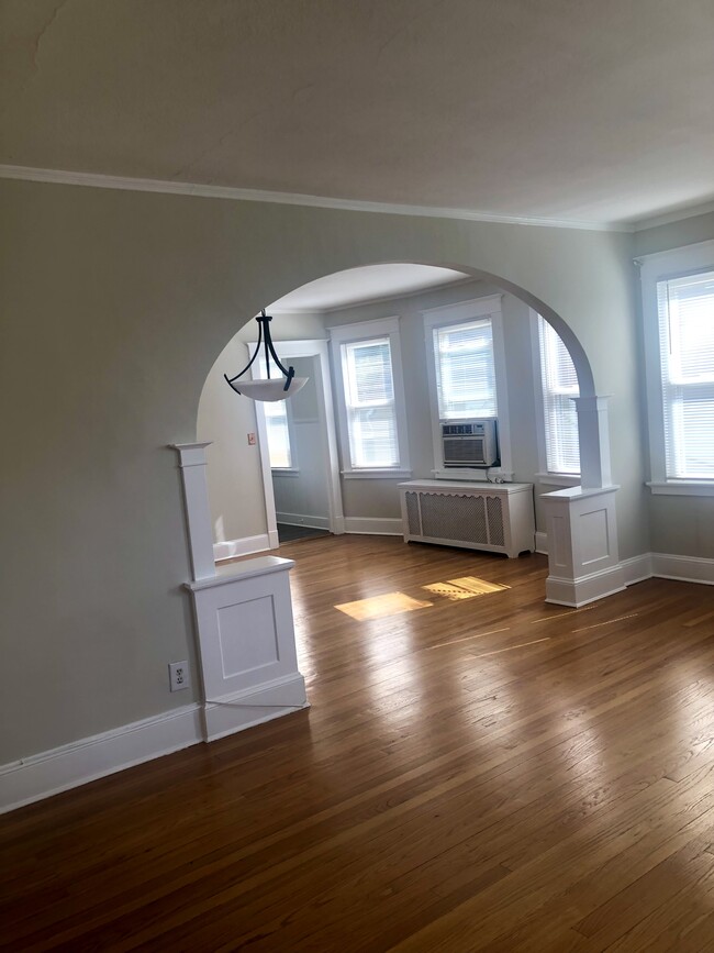 Building Photo - 1144 Boulevard