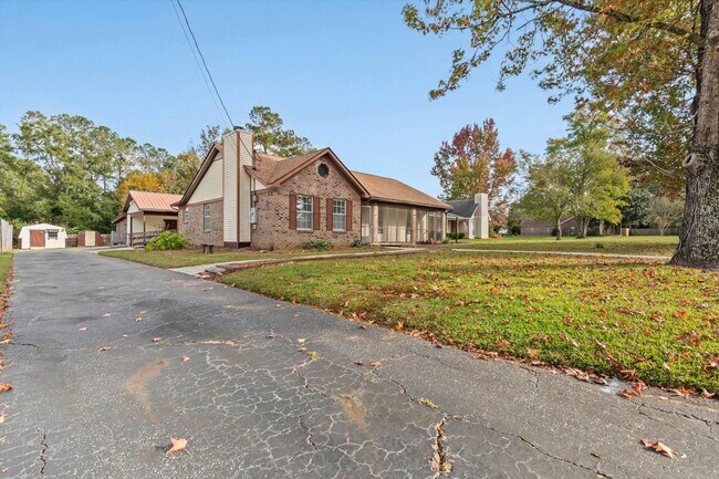 Building Photo - Charming Fairhope Home for Rent – Convenient Location & Great Outdoor Space!
