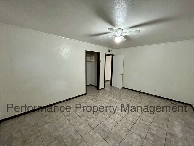 Building Photo - Cute 2 Bed/1 Bath Home in SE Bakersfield w...