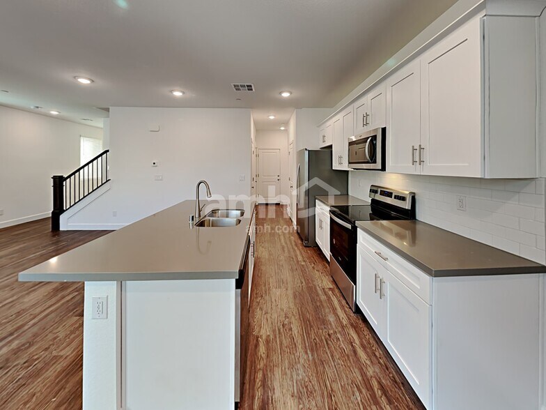 Building Photo - 10072 Roseum Ct