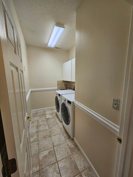 Building Photo - 6607 Earnhardt Dr