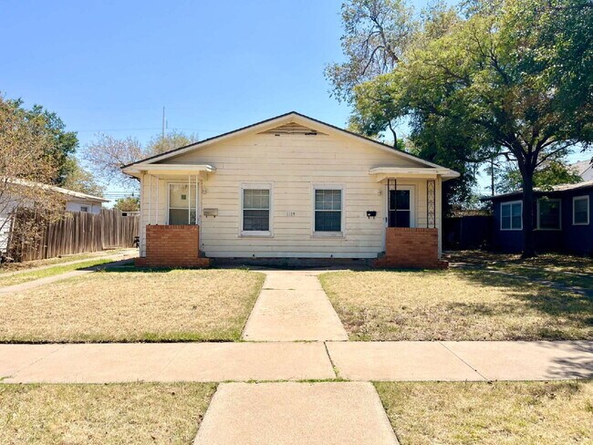 Primary Photo - Charm, Comfort and Convenience!