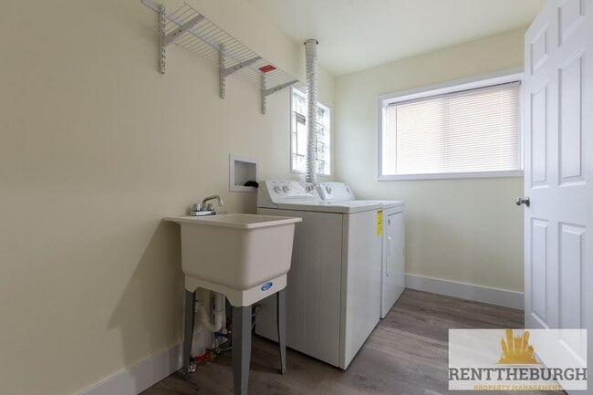 Building Photo - Updated 4BR 2 Full Bath House with Parking!