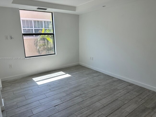 Building Photo - 722 NE 15th Ave