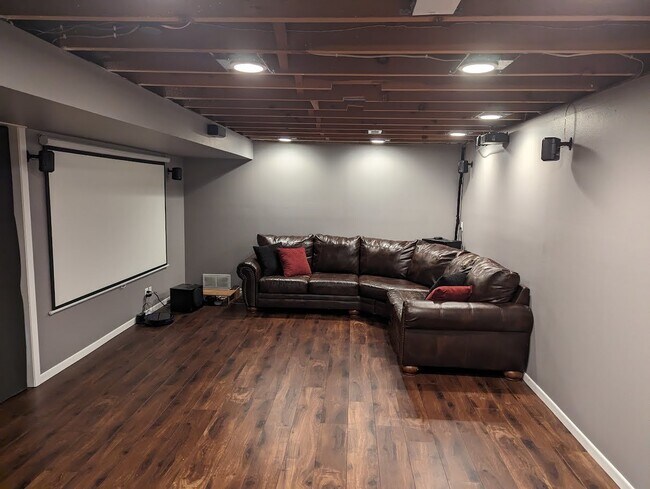 Building Photo - 4 Bedroom, 1.5 Bathroom Beautiful Home - You do not want to miss this one!