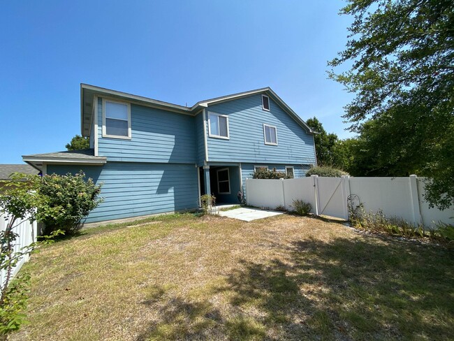 Building Photo - Spacious 4/BR 2.5/BA Two-Story Home with F...