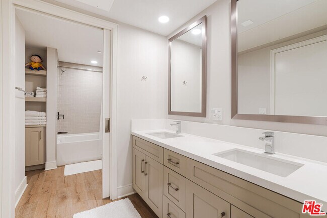 Building Photo - 6030 S Seabluff Dr