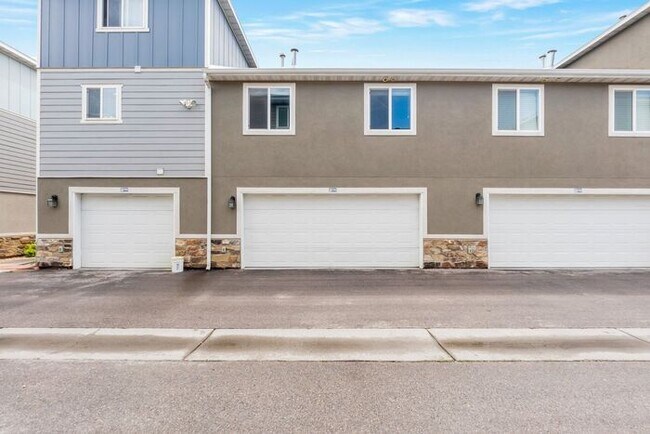 Building Photo - Beautiful 2 Story Townhome with Awesome Amenities + 2 car garage