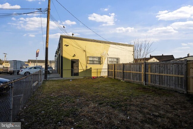 Building Photo - 555 S Marlyn Ave