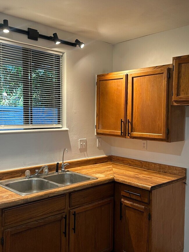 Building Photo - 2 bedroom 1.5 bathroom Ohana, across the street from the beach and park!