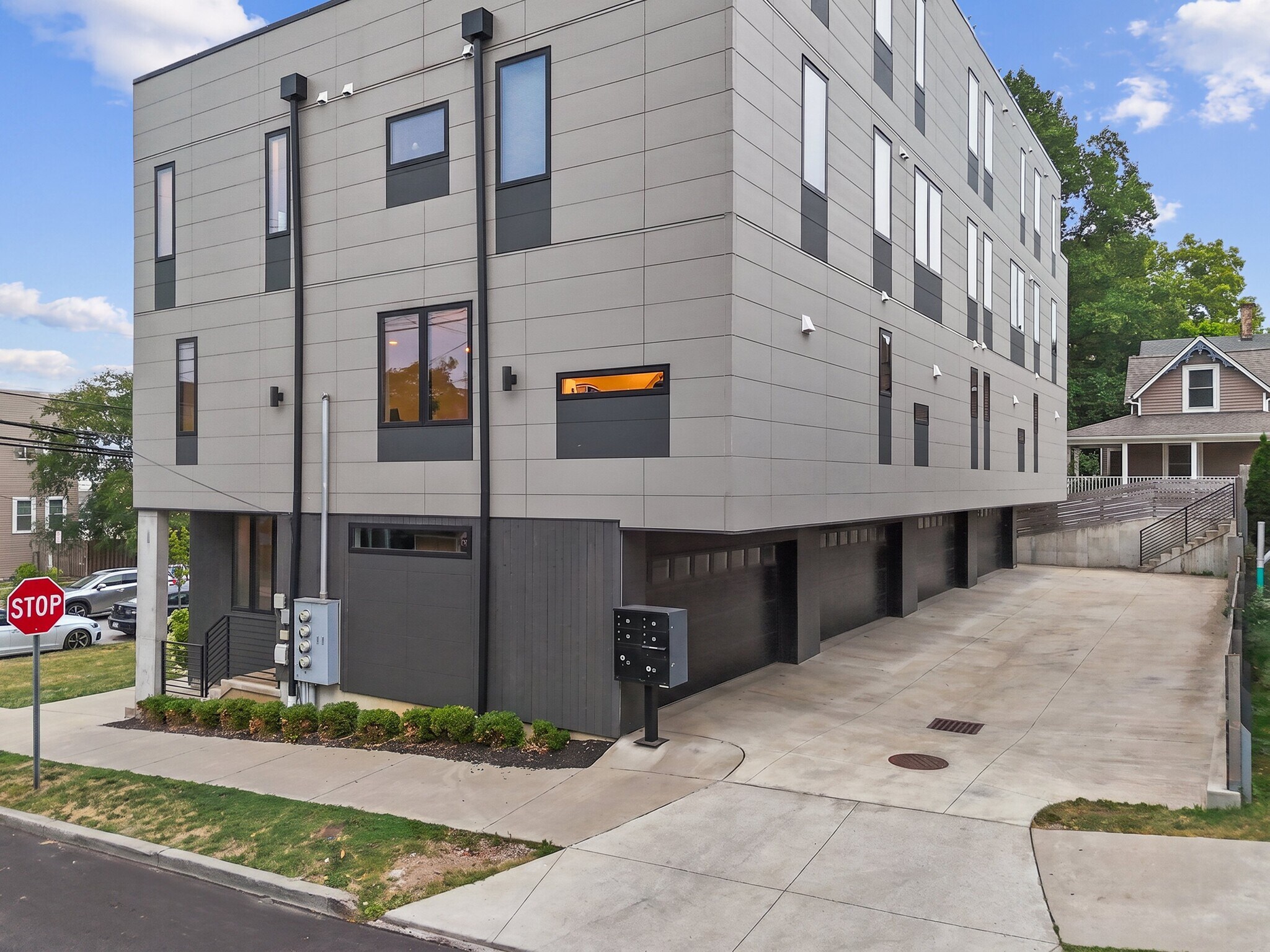 Building Photo - 2200 W 7th St
