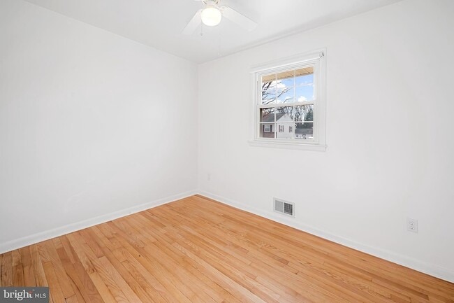 Building Photo - 302 18th Ave