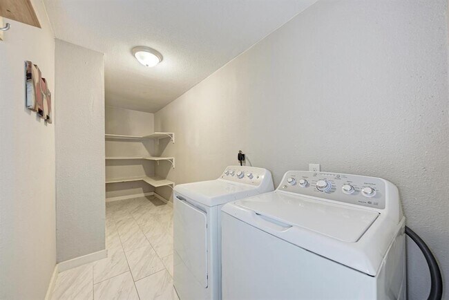 Building Photo - 6700 Kings Point